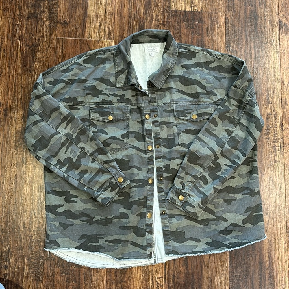 Mudpie Women’s Medium Camo oversized shirt